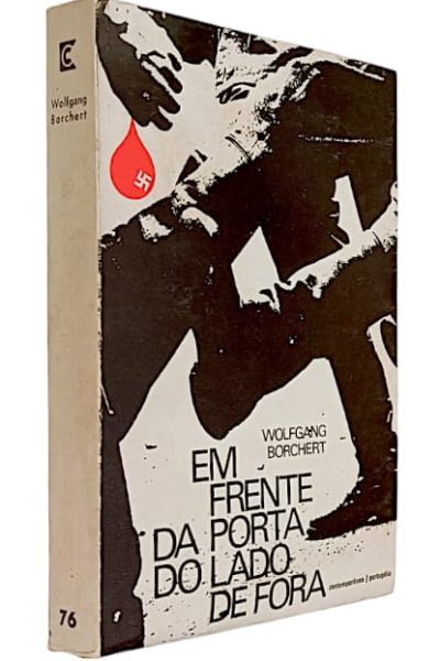 Em Frente da Porta do Lado de Fora