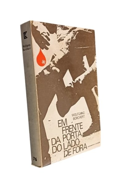 Em Frente da Porta do Lado de Fora